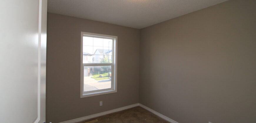 Airdrie- 3 Bedrooms+Den/2.5 Bath MAIN SUITE with Double attached Garage